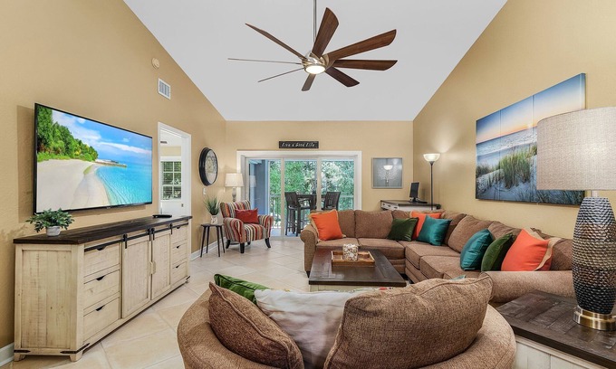 Pelican Bay Condominio | Remodeled Condo Naples - In Neighborhood with Private Beach