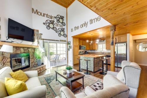 Crestline Casa | Remodeled Crestline Retreat Walk to Lake Gregory!