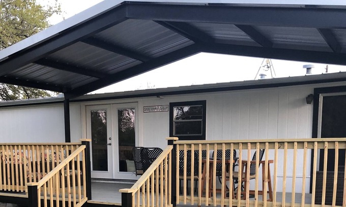 Weatherford Cabaña | Remodeled family place on 5 acres, large deck w TV