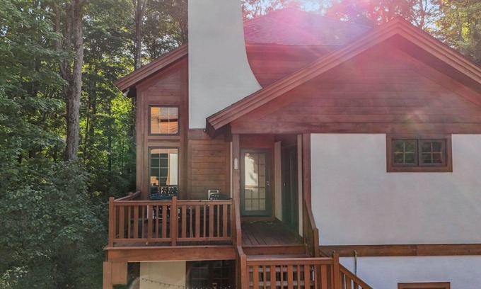 Boyne Falls Condominio | Remodeled | Game Room | gas Fireplace | Walking Distance to the Slopes!