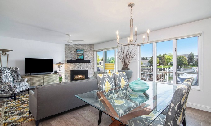 Manistee Condominio | Remodelado Harbor Condo Steps to Lake MI