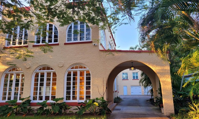 Ojus Casa | Remodeled historic house - 9 min from the beach!