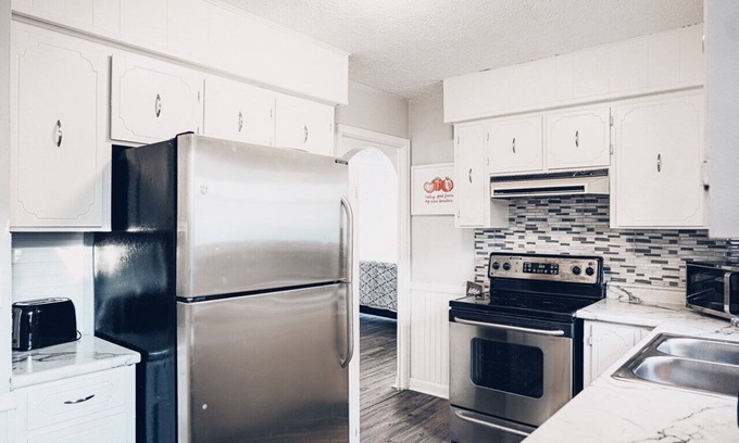 Aksarben - Elmwood Park Casa | ¡Profundamente limpiado! Casa remodelada para 10 en Aksarben