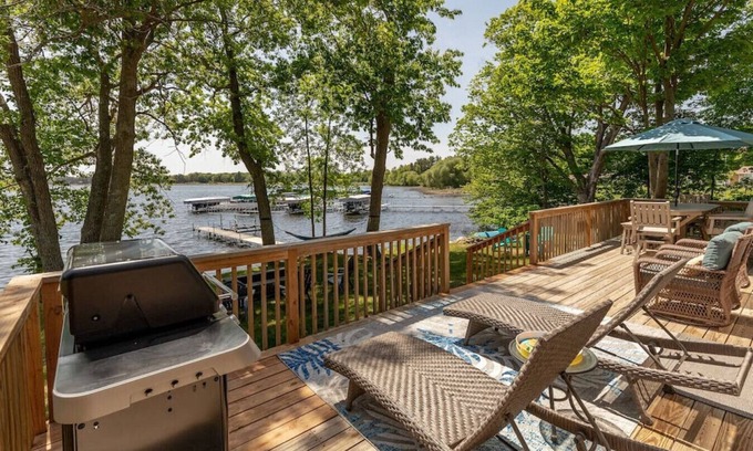 Garrison Apartamento | Remodeled Home on Great Fishing & Swimming Bay!