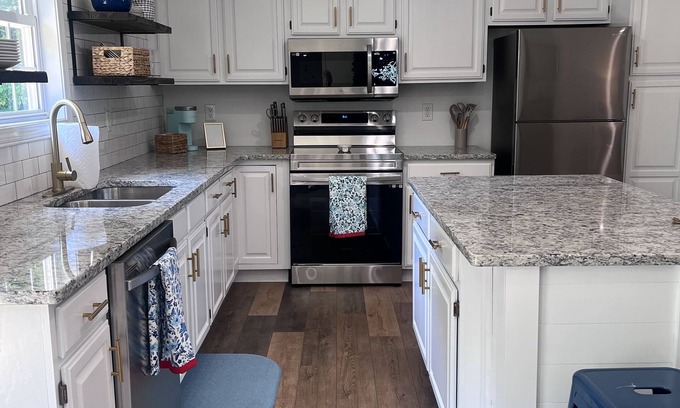 Jamestown Casa | Remodeled House Near Jamestown Marina, Room to Park Your Boat in Driveway!