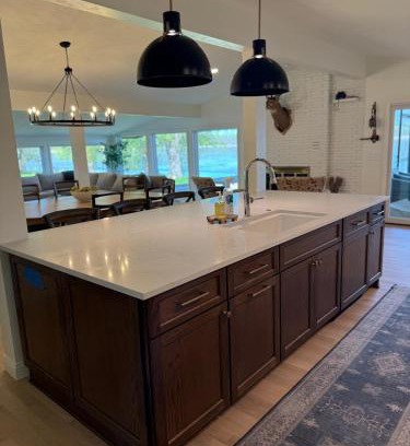 Green Lake Casa | Remodeled Lake Retreat Putting Green, Game RoomBar
