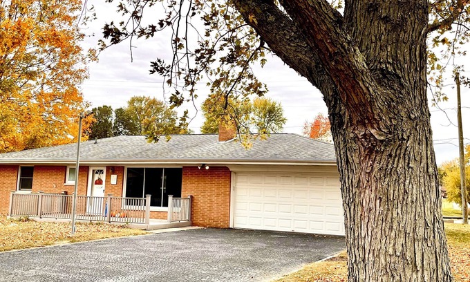 Cory Casa | Remodeled Lakehouse “Healing Waters” 3-bedroom house w/ WiFi & AC in Terre Haute
