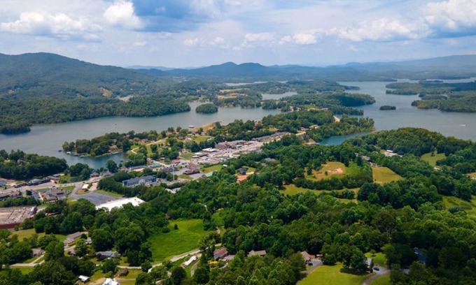 Hiawassee Cabina | Remodeled Mountain Cabin Over looking Lake Chatuge.