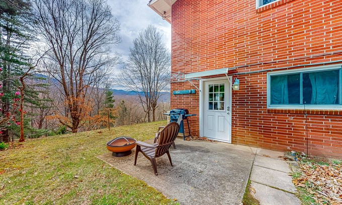 Waynesville Apartamento | Remodeled mountain studio close to downtown with full kitchen, firepit, & patio