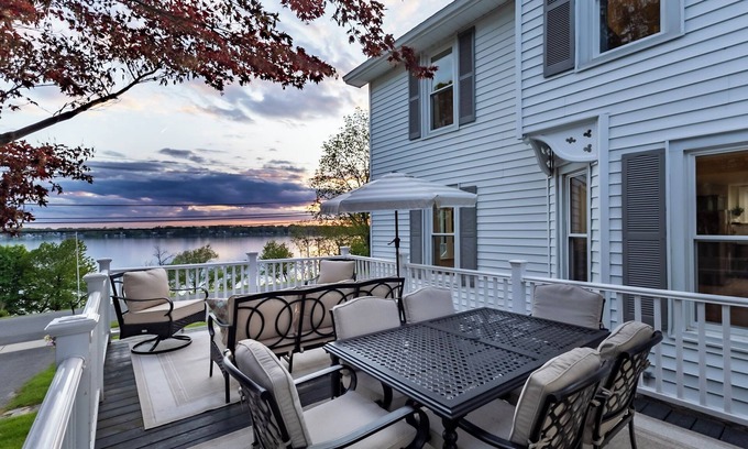 Cayuga Casa | Remodeled Peaceful Retreat
