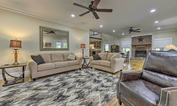 Pittsboro Casa | ¡NUEVO! Remodelado Pittsboro Farmhouse en 220 acres!