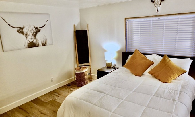 Holiday Shores Casa | Remodeled river home centrally located-10 min from laughlin 5 min from the water