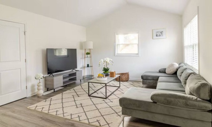 Rochester Casa | Remodeled single-family house, 1 mile away from Rochester Airport