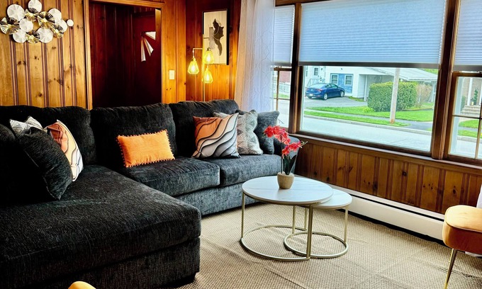 Worcester Casa | Remodeled Single Family, Enjoy a experience at this centrally located place.