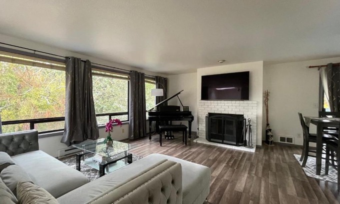 North City Casa | Remodeled, Spacious, Modern Retreat 5 BR, 3BA, 2KIT