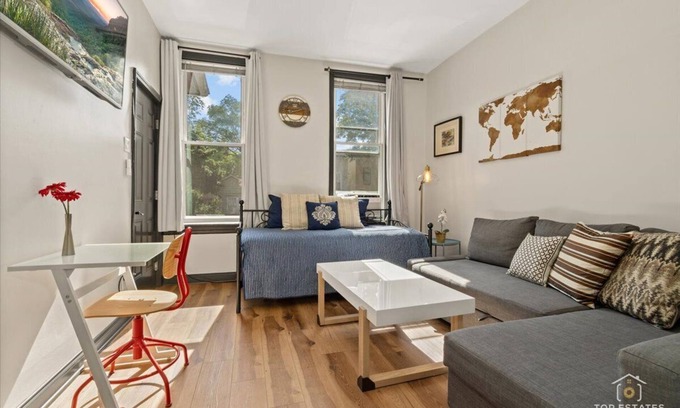 Bucktown Apartamento | REMODELED Splendid Flat in Bucktown +Back Porch, Ranked GUEST FAVORITE! Pets OK!