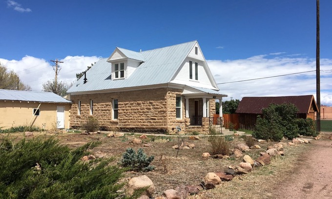 Canon City Casa | Casa de piedra remodelada, cerca del centro de la ciudad, para familias y perros, ¡Excelente oferta!