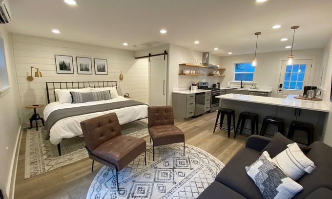 Fall City Cabaña | Remodeled Studio Cottage! Walk to Lake and Hiking Trails