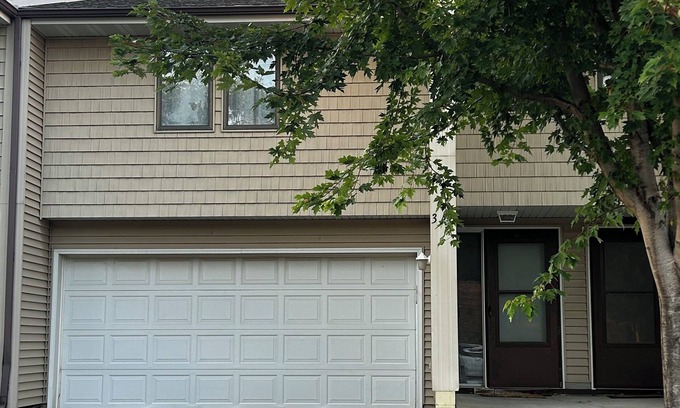 Waconia Casa | Remodeled 2+ BR townhome - Close to The Hospital - Lake - Quaint Downtown
