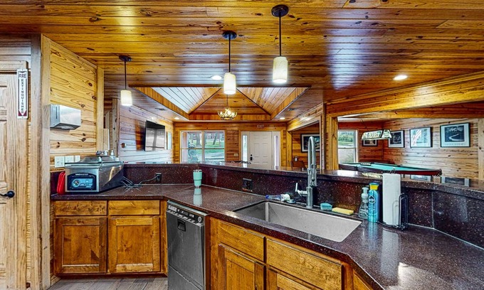 Bentonville Cabina | Remodeled two-story cabin with full kitchen, wrap-around deck, grill, partial AC