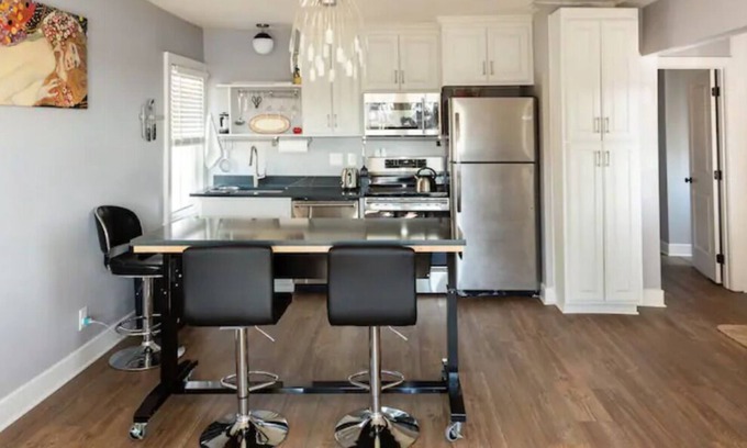 Riverview Apartamento | Remodeled Upstairs Apartment with Skyline & River views