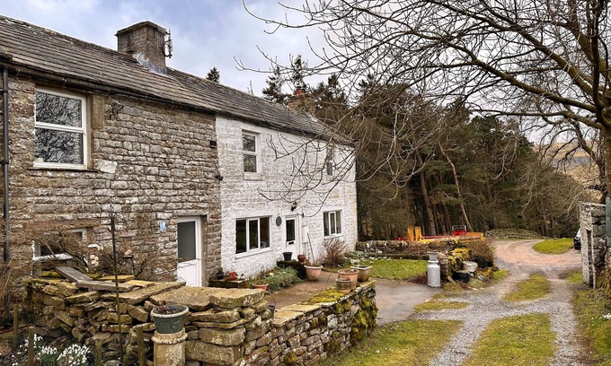 Arkengarthdale Cabaña | Remote Cottage on the grounds of a working farm with central heating, smart TV and WiFI.