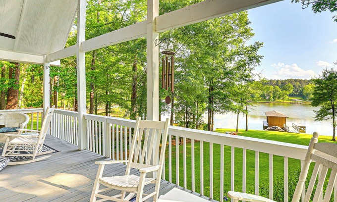 Eatonton Casa | Remote Escape: Lake Home w/ Dock in Sparta!