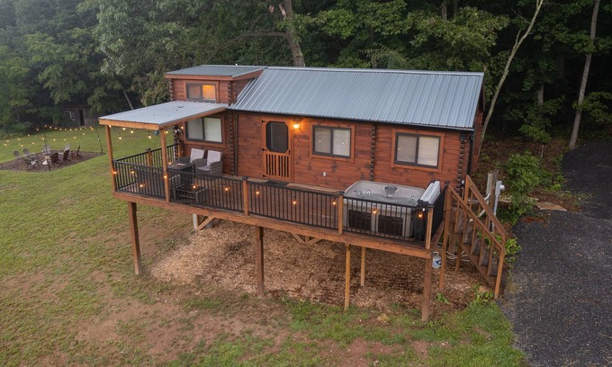 Warfordsburg Cabina | Remote Hideaway | Treehouse w/ HOT TUB, Views + Fire Pit!
