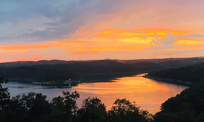 Elizabeth Cabina | Lakefront Remote Cabin in Ozark Mountains with Hot Tub amazing views & sunsets