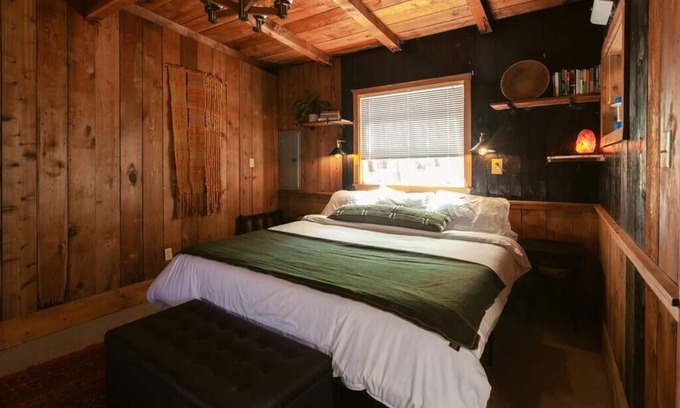Lakeside Cabina | Remote Lakefront Cabin on North Tenmile Lake