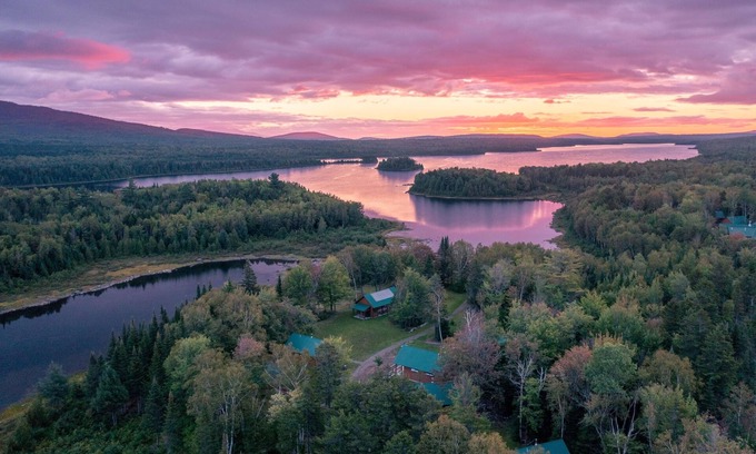 Greenville Chalet De Esquí | Remote Lakeshore Cabin, Canoes/Kayaks, Kitchenette, Shared Bathroom and Sauna