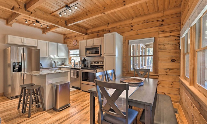 Purlear Cabina | Remote Mountain Escape w/ Hot Tub & 122 Acres!
