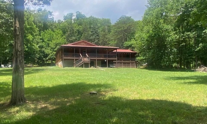 Bentonville Cabina | Remote Riverfront Cabin: Hot Tub * Fast Wi-Fi * Disc Golf * Pool Table * Games!