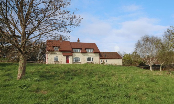 Corfe Cabaña | REMPSTONE FARMHOUSE, pet friendly, with hot tub in Corfe Castle