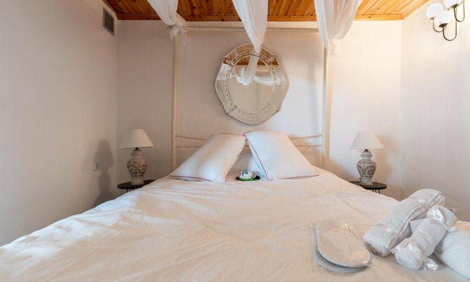 Distomo-Arachova-Antikyra Casa | RENAISSANCE