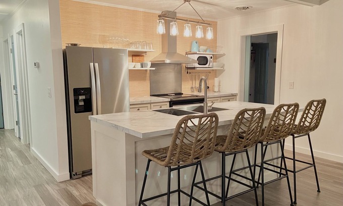 Ocracoke Casa | “Rendezvous” A Spacious, Newly Renovated 4BR Charmer