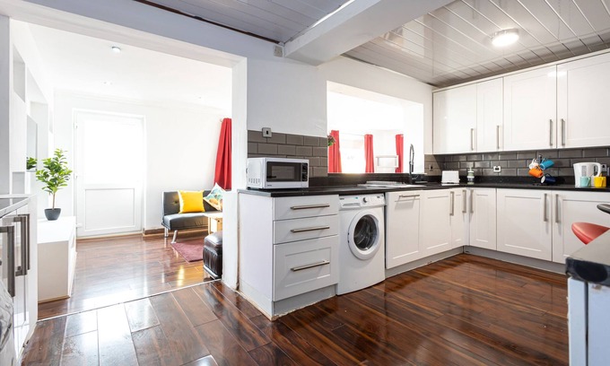 Bolton Casa | Renfrew House