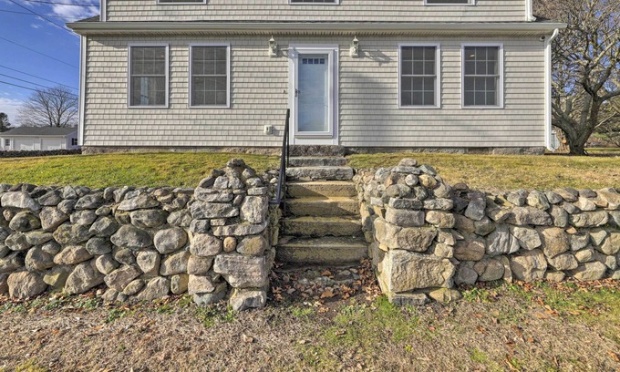 Pawcatuck Casa | Renovated 1735 Stonington Home with Water Views!