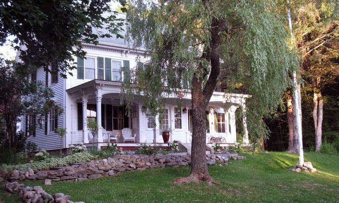 Deer Isle Otro | Renovada en 1854 la casa del capitán de mar con vistas al puerto en Deer Isle Village