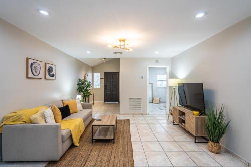 Allapattah Apartamento | Renovated 2 BD Home w/Private Parking, Gallery & W/D
