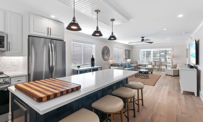 Royal Harbor Condominio | RENOVATED 2 Bed, 2 Bath 1st floor with heated pool on the bay!