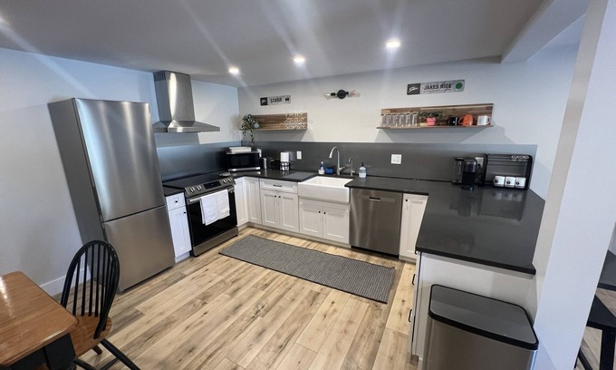 Stowe Area Apartamento | Renovated 2‑Bed Apt w/ EV Charger, Wi‑Fi & Private Patio — 1 mi to Stowe Village