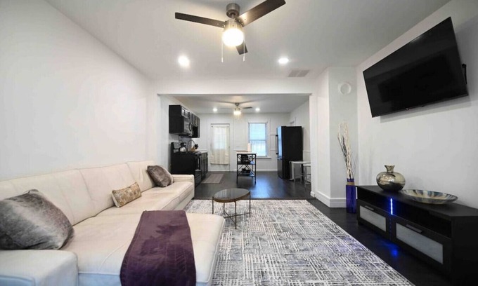 Ansonia Apartamento | Renovated 2 bedroom entire apartment w/parking