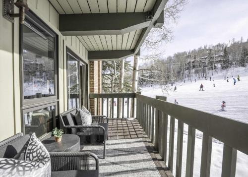 Snowmass Village Casa | Renovated 2 BR Condo w Hot Tub -Mountain Views!