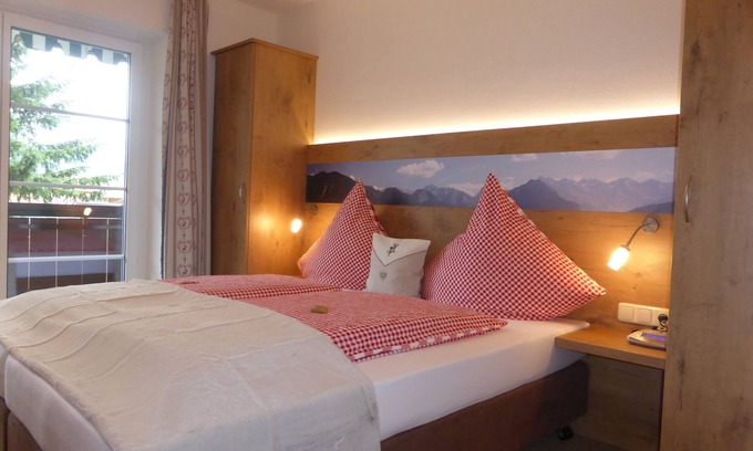 Bolsterlang Apartamento | Apartamento renovado de 2 habitaciones en el 1er Planta superior con servicio opcional de hotel.