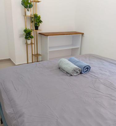 Haifa Apartamento | Renovated 2-room Oasis with Balcony