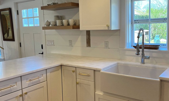 Nantucket Town Casa | Renovated 2024, Blocks From the Inner Harbor/ Downtown - King, Twins, Pull out.