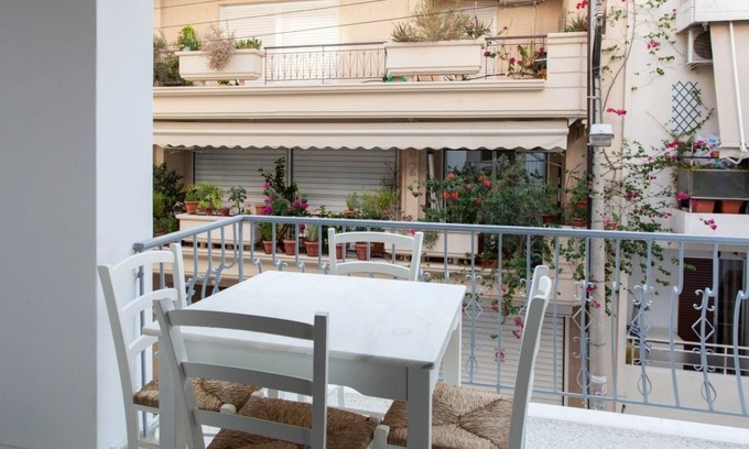 Neos Kosmos Casa | Renovated 2025 4 Bdr House Near Acropolis - New Beds Terrace Green Yard