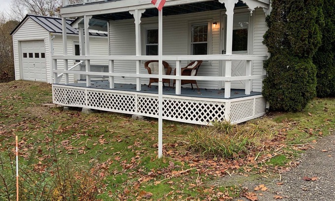 Lincolnville Casa | Renovated 2BR, 1 1/2 Bath home in Lincolnville Maine - Walk to public beach!