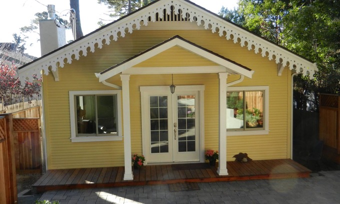 Northeast Carmel Cabaña | Recientemente renovado 2BR, 2 Ba + Den Carmel Charmer - Gingerbread Cottage
